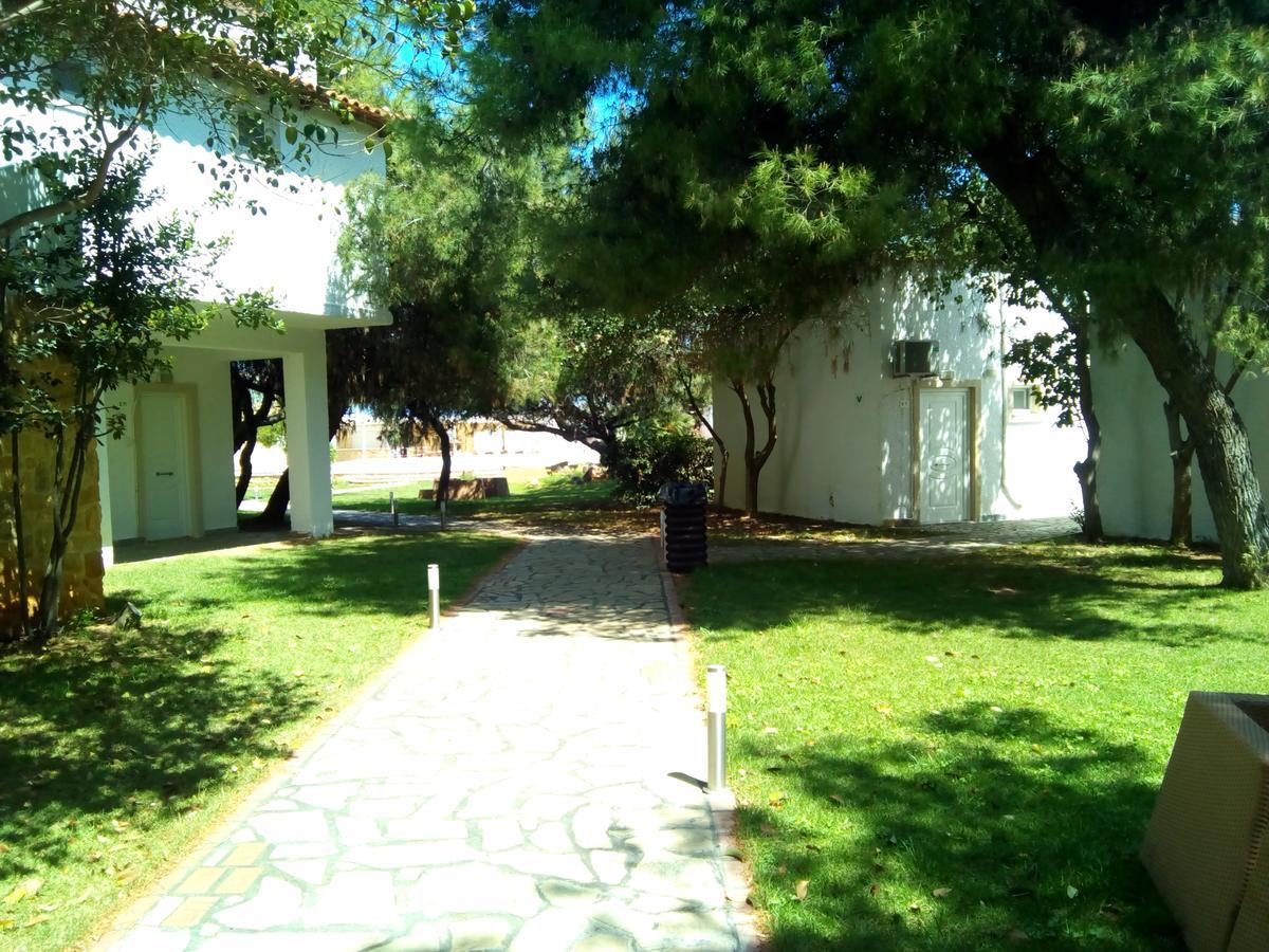 Marzi Beach And Bungalows Hotel Kokkonion Bagian luar foto